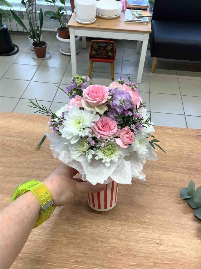 Букет: Роза кустовая микс Карен, Маттиола Краснодар (белая)(пачка), Гвоздика кустовая микс; оформление: Стакан бумажный 300мл Pinup